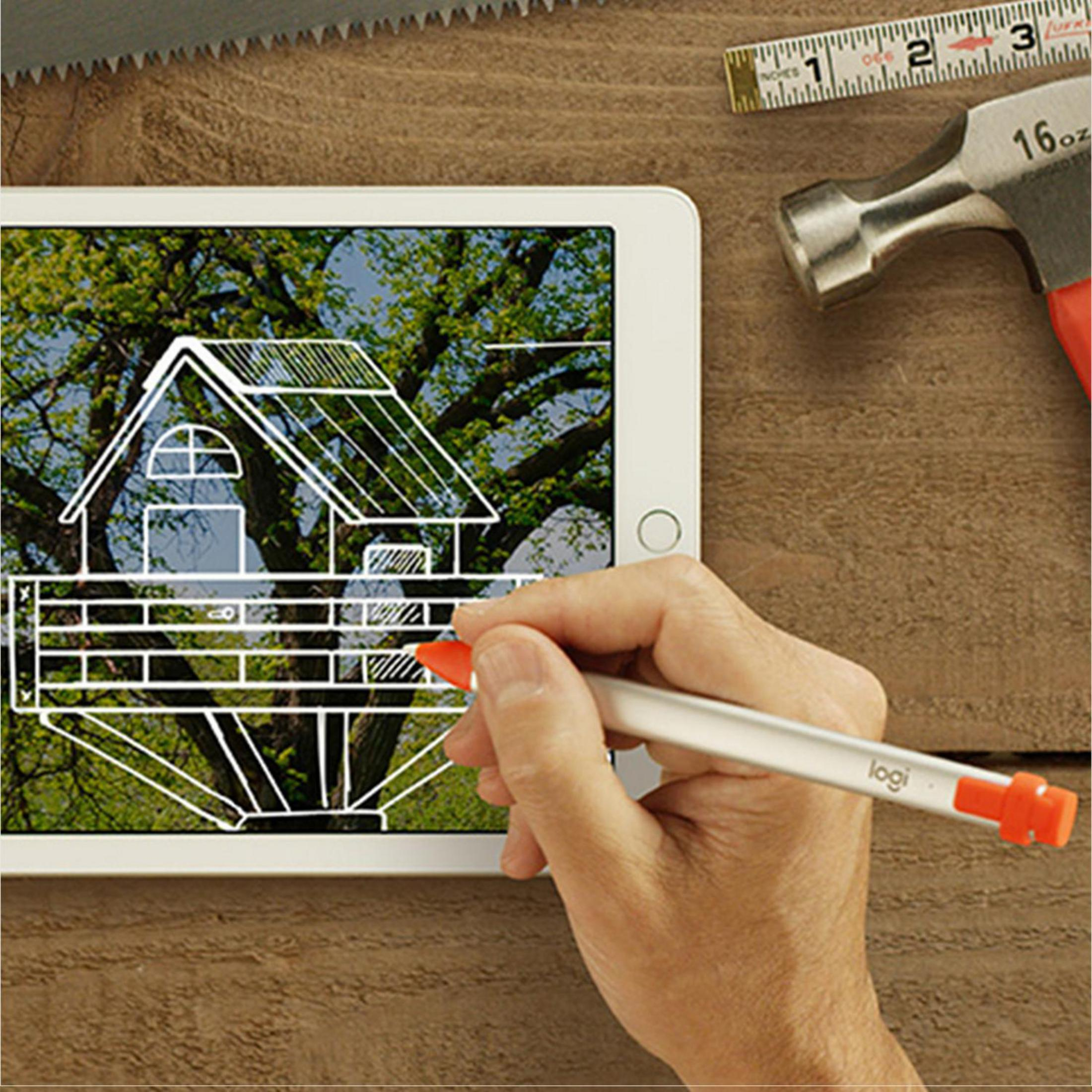 Hand hält silbernen Stift, zeichnet Bauplan auf Tablet. Hammer und Maßband sind zu sehen.