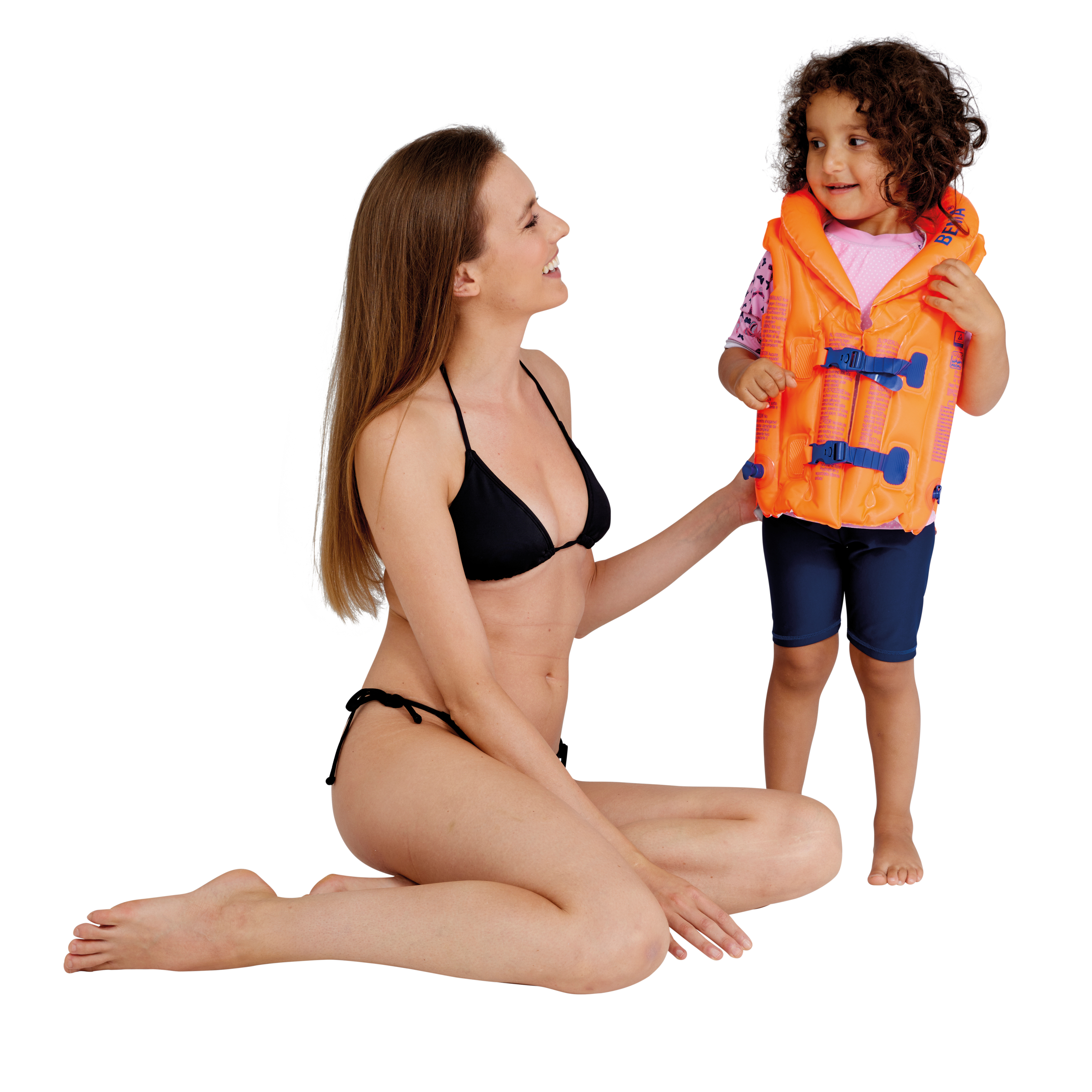 Eine Frau im Bikini und ein Kind in einer Schwimmweste, auf weißem Hintergrund.