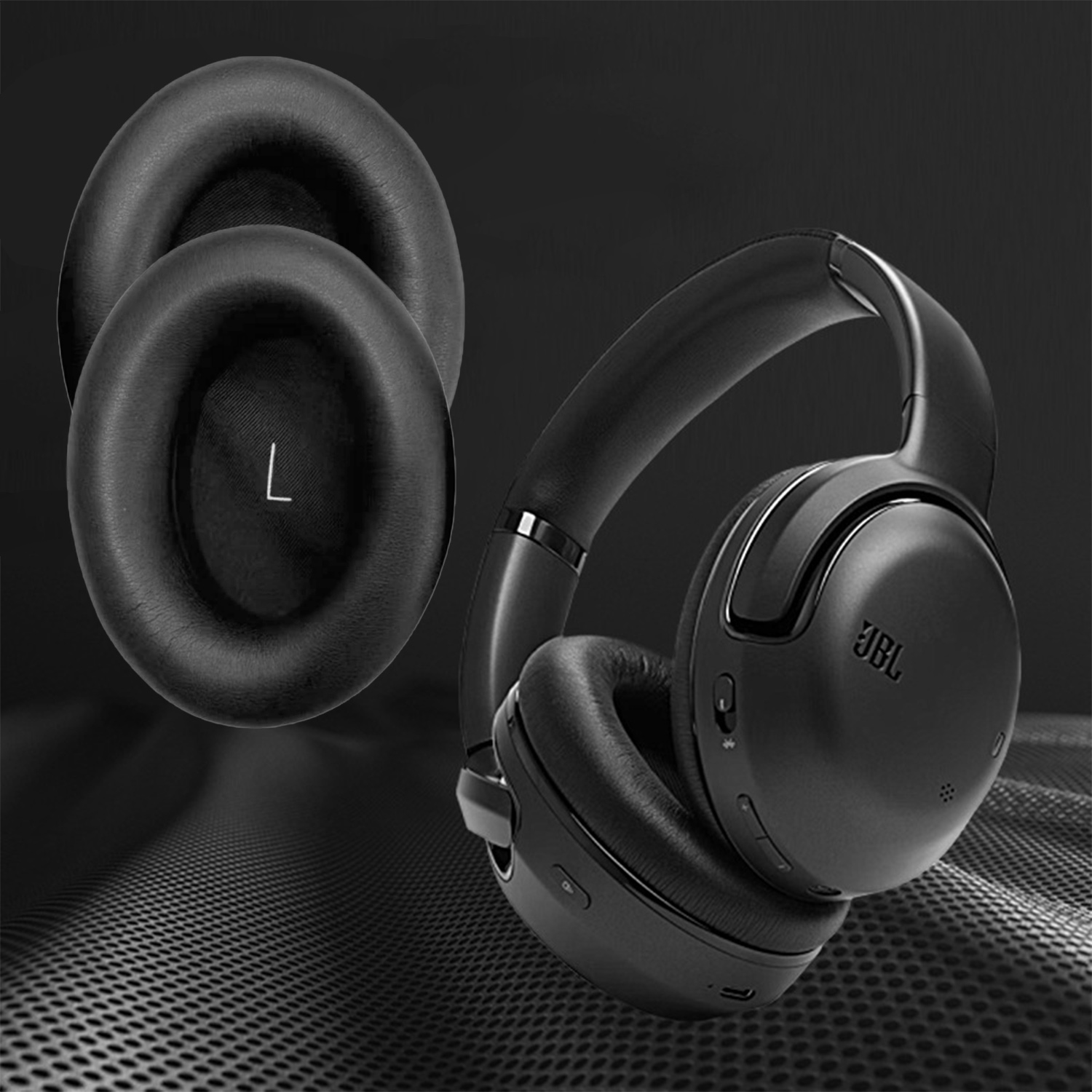 Czarne słuchawki z nausznikami. Jedna nausznica odłączona i pokazuje literę 'L'.