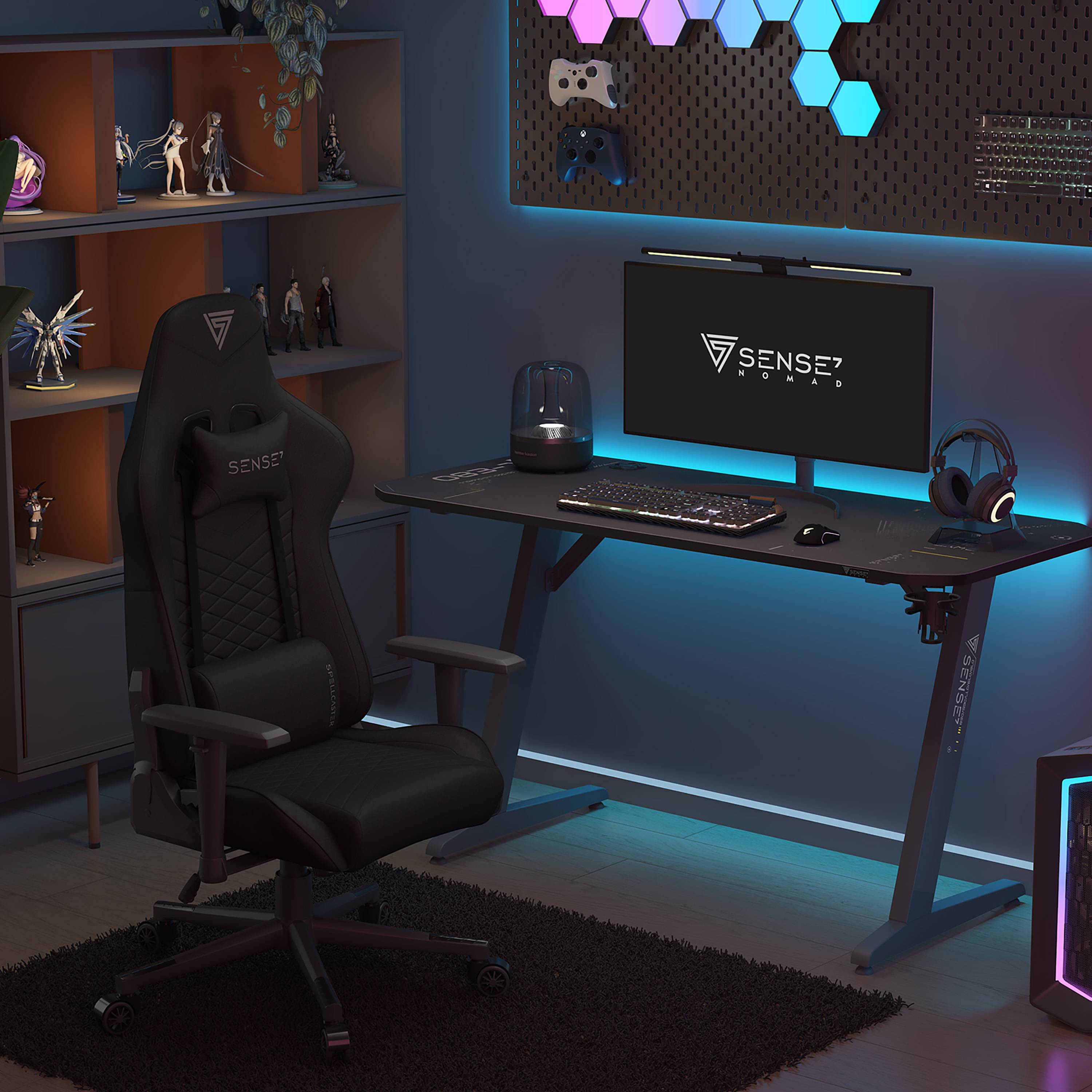 Gaming-Setup mit schwarzem Stuhl, Schreibtisch, Monitor und Zubehör. Blaue und violette Beleuchtung.