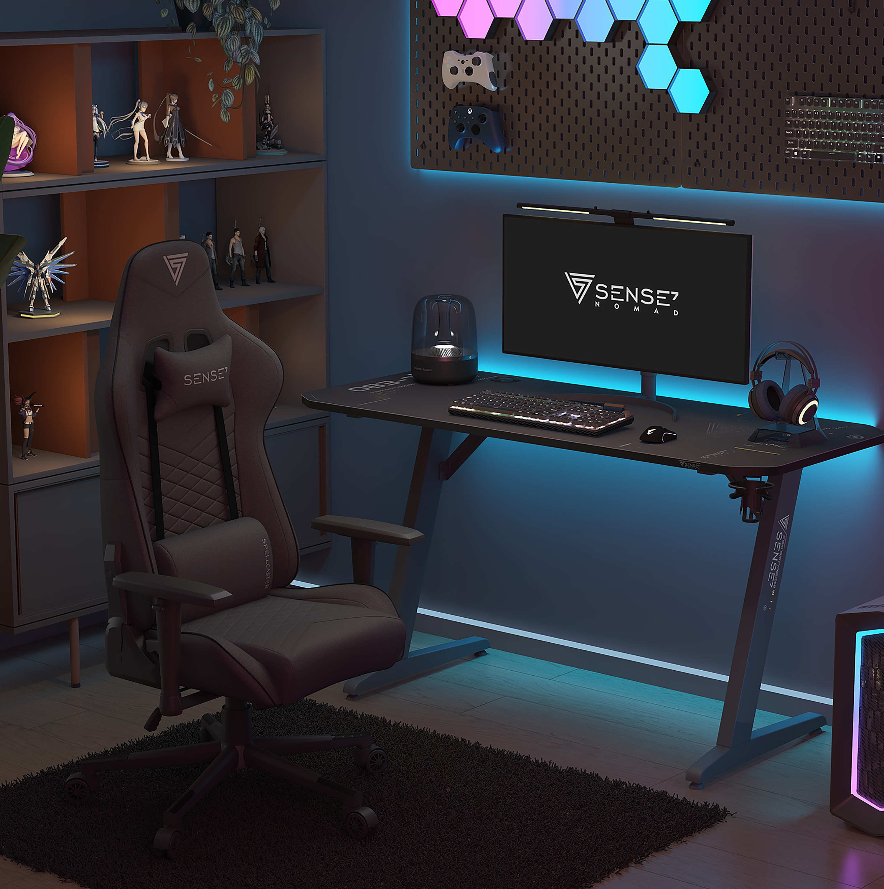 Configuración gaming: silla negra, escritorio con monitor, auriculares y teclado. Iluminación RGB, figuras y una estantería.