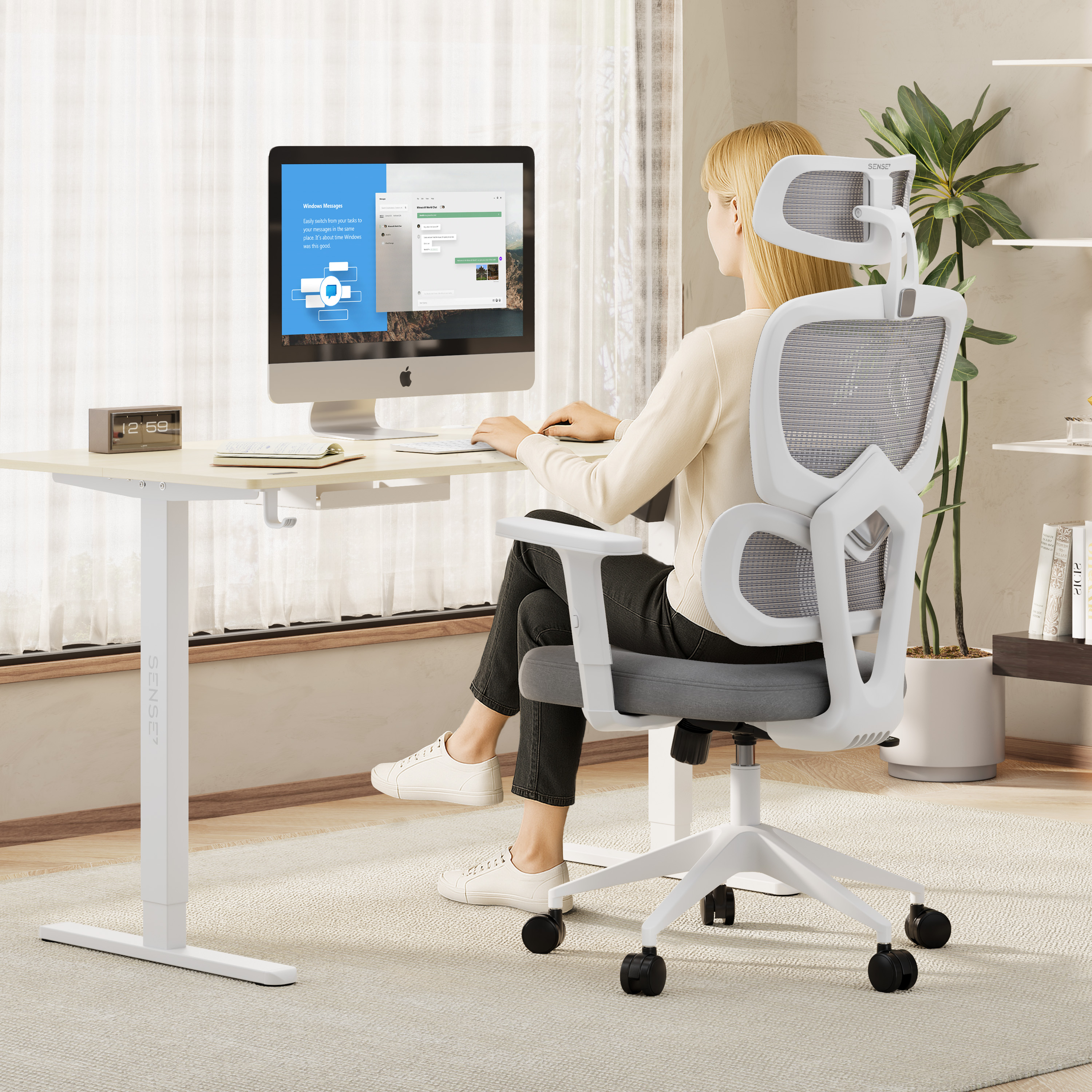 Eine Frau sitzt an einem Schreibtisch mit Computer und Stuhl. Eine Pflanze und eine Uhr sind ebenfalls auf dem Schreibtisch.