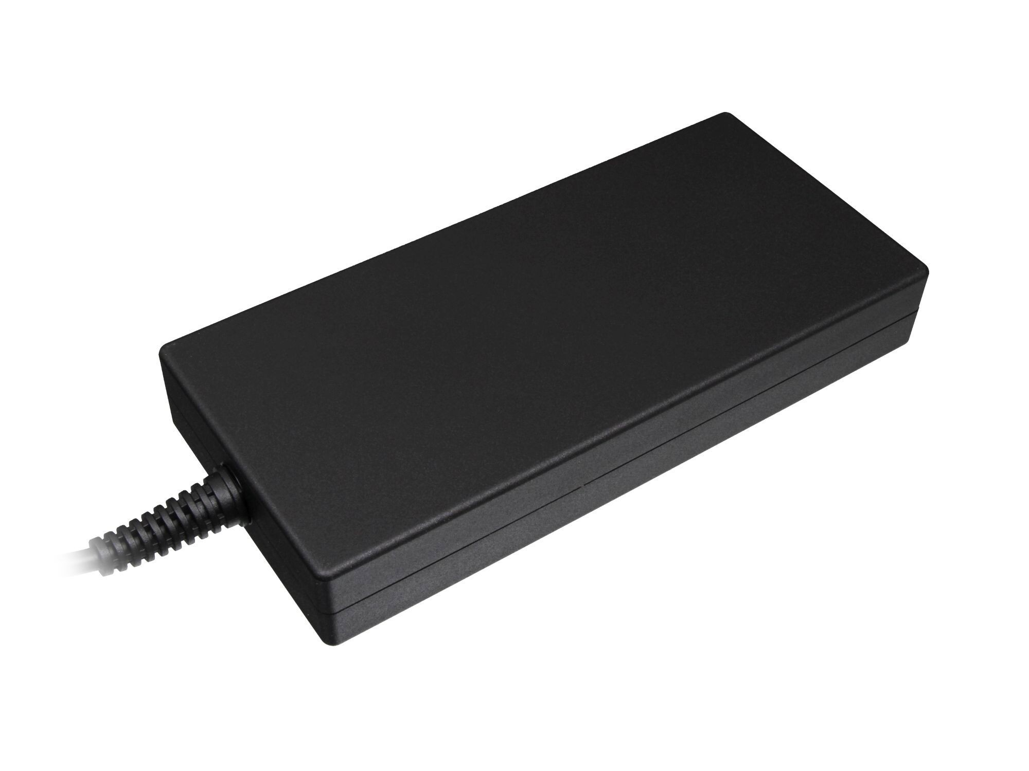 Schwarzes Netzteil mit Kabel. Der Adapter ist rechteckig und das Kabel ist befestigt.