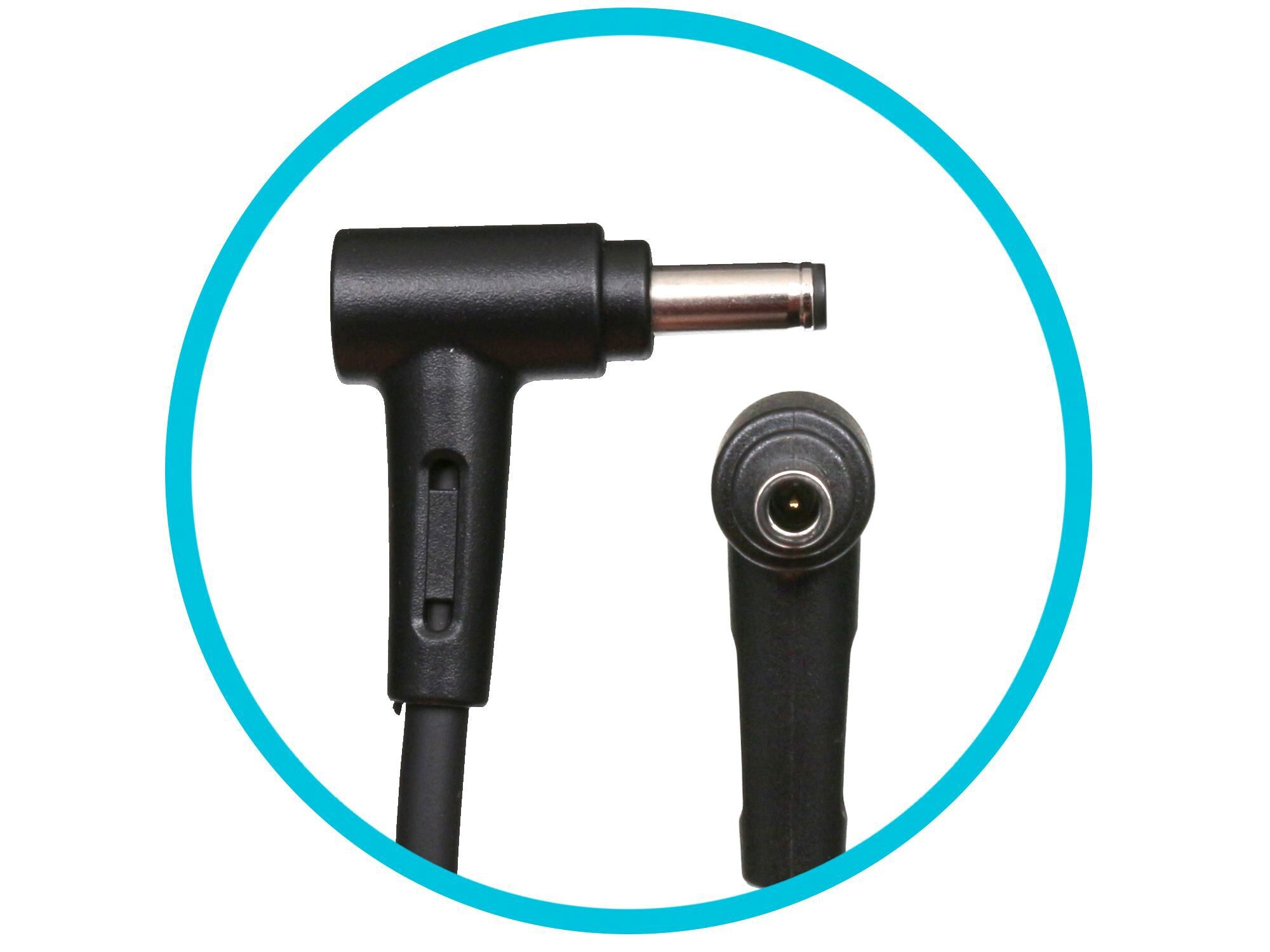 Schwarzer Adapter mit blauem Kreis. Zwei Enden sind um 90 Grad abgewinkelt.