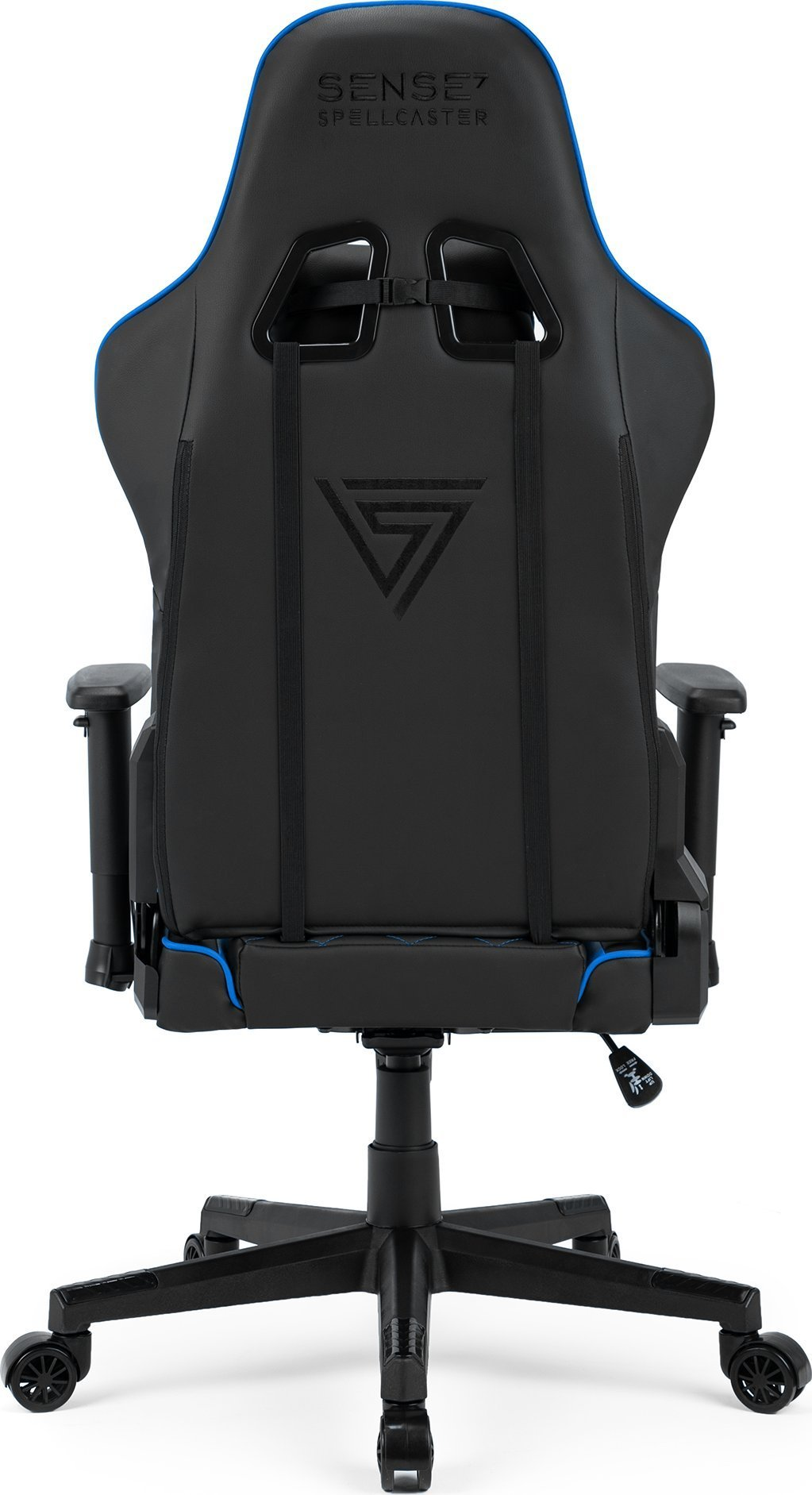 Sedia da gaming nera, vista posteriore, dettagli blu. Testo: Sense7 Spellcaster. Base nera con ruote.
