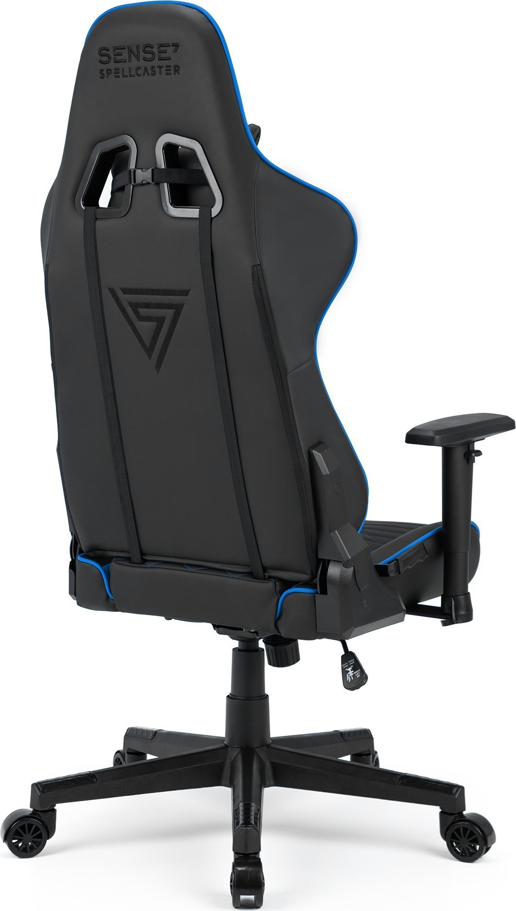 Sedia da gaming nera e blu con logo sullo schienale e base nera con ruote.
