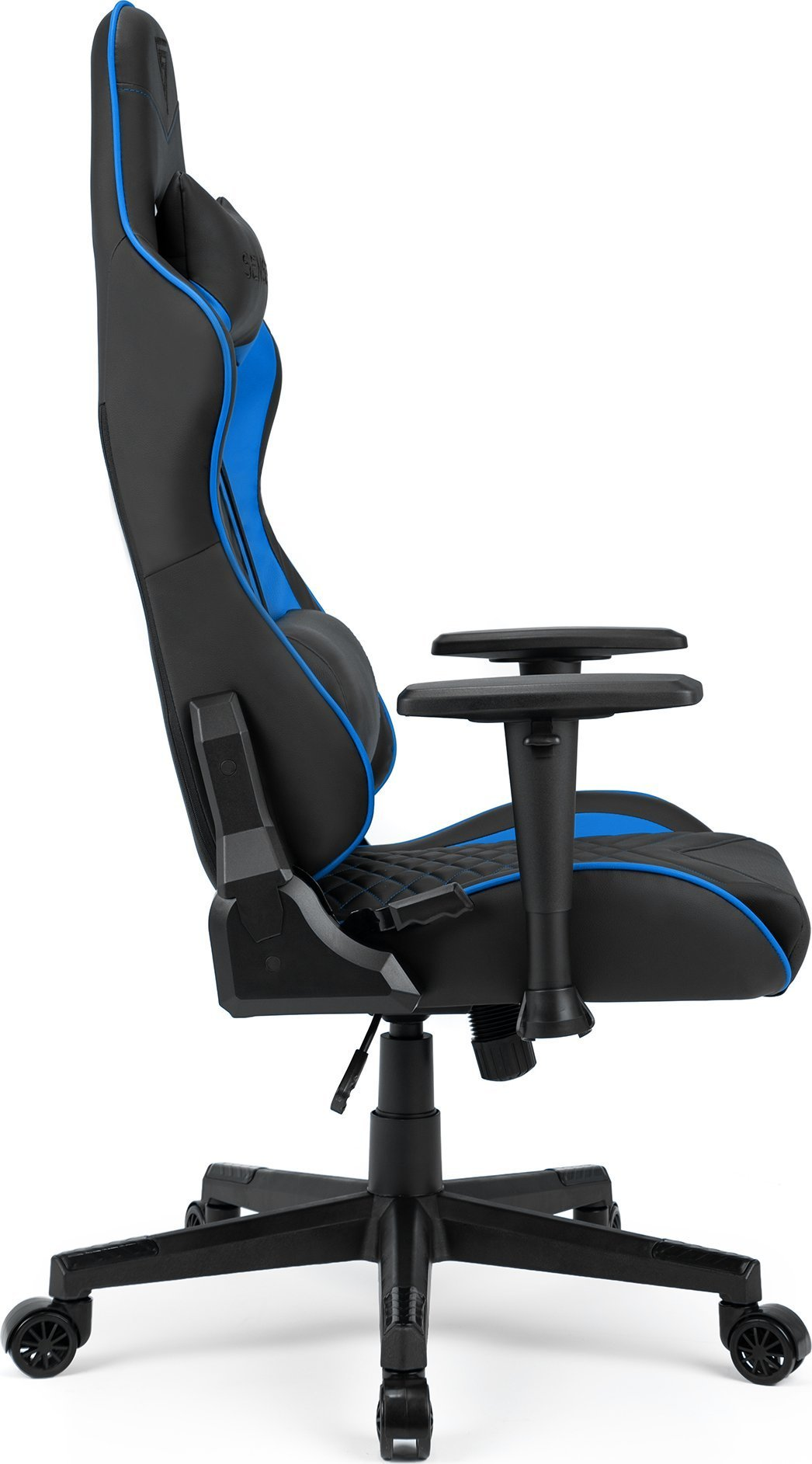 Sedia da gaming nera e blu. Vista laterale, con braccioli regolabili e base nera.