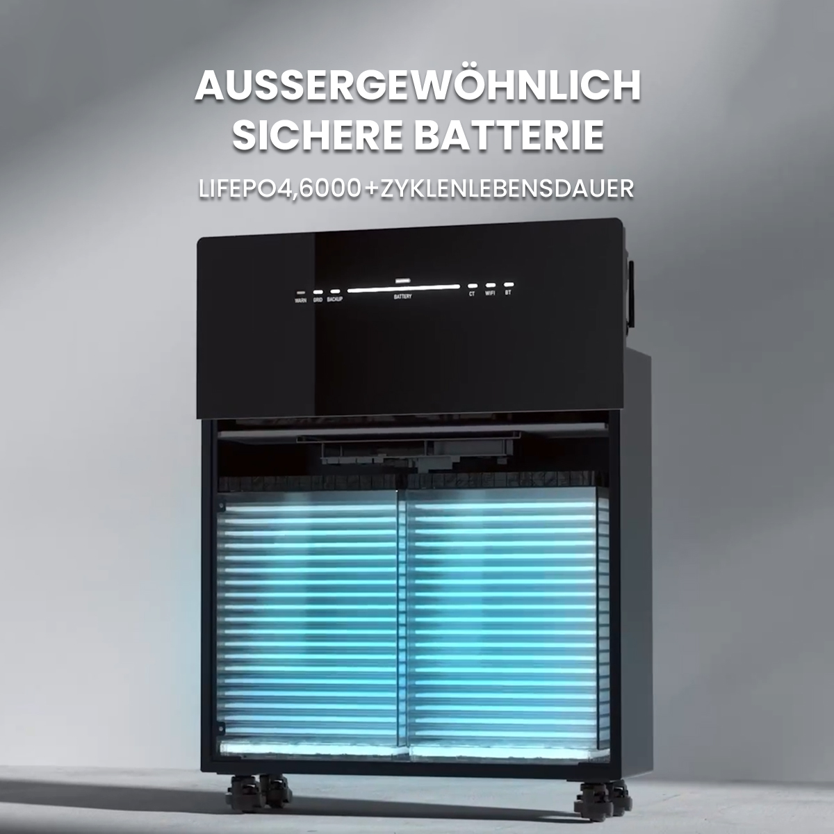 Eine schwarze Batterieeinheit mit Display, zeigt die internen Komponenten, auf grauem Hintergrund.