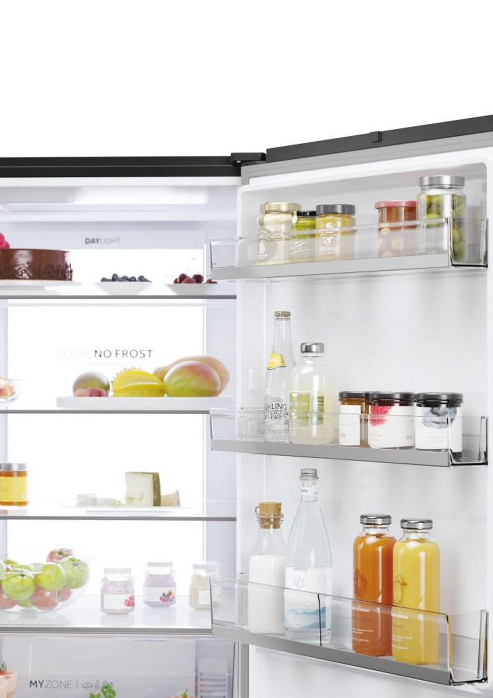 Kühlschrank-Innenraum mit offener Tür. Regale halten Gläser, Flaschen und Lebensmittel. Der Hintergrund ist eine weiße Wand.