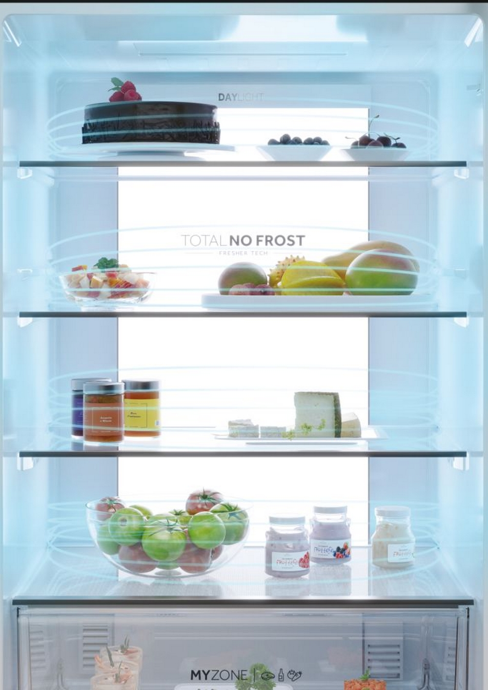Offener Kühlschrank mit verschiedenen Lebensmitteln auf Regalen, darunter Kuchen, Obst und Gläser.