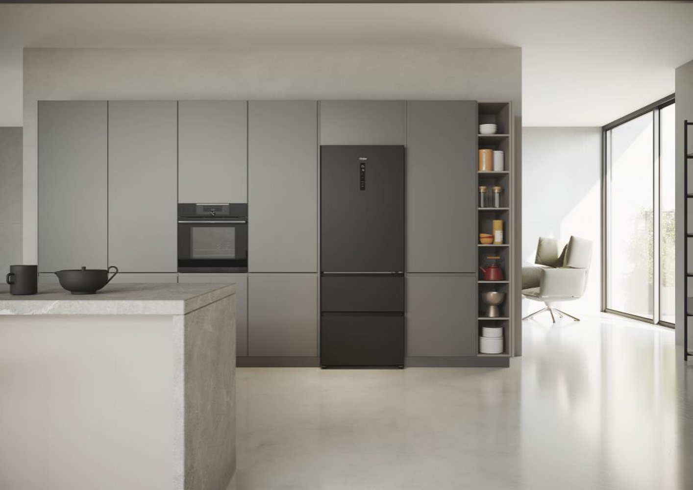 Moderne Küche mit schwarzem Kühlschrank, Backofen und Regalen. Hellgraue Schränke und Wände.