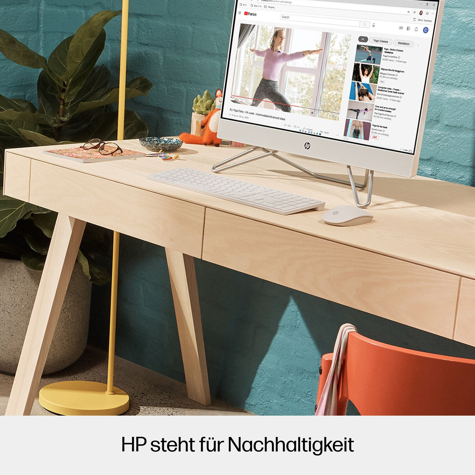 Frau am Computertisch, die ein Video ansieht. Monitor, Tastatur, Maus, Lampe und Stuhl. Text: HP steht für Nachhaltigkeit.