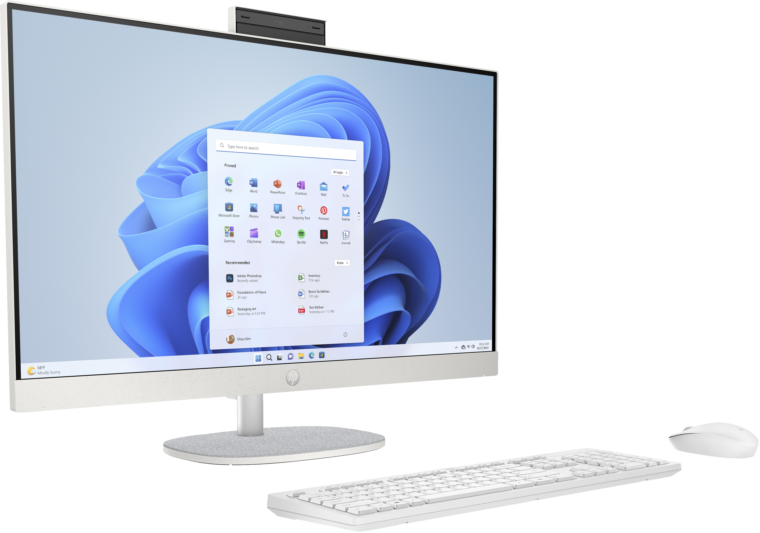 Biały komputer HP all-in-one z klawiaturą i myszą, z wyświetlonym interfejsem Windows 11.