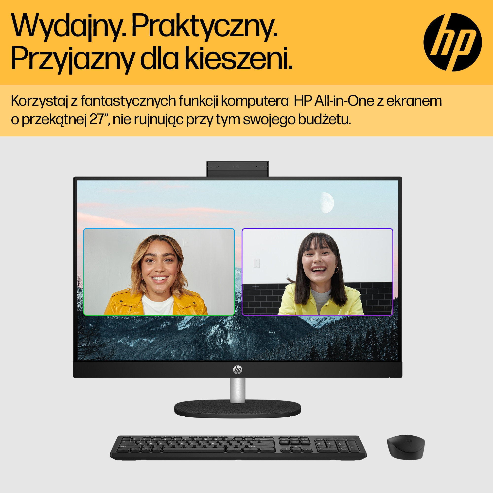 Ein Computerbildschirm zeigt zwei Frauen in einem Videoanruf. Der Text lautet 'Wydajny. Praktyczny. Przyjazny dla kieszeni'.