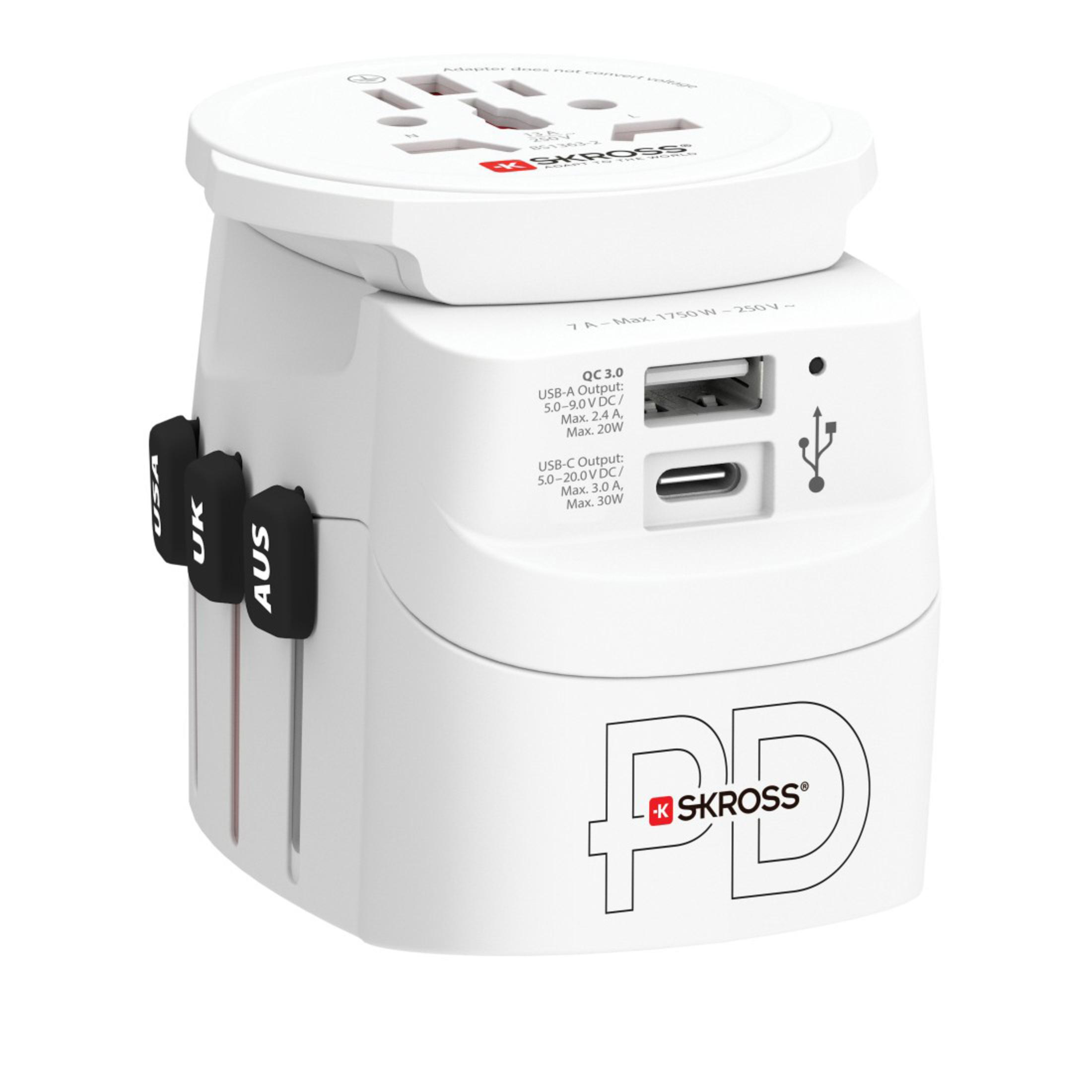 Adattatore universale bianco con spine UK e AUS e porte USB. Testo: L'adattatore non converte la tensione.