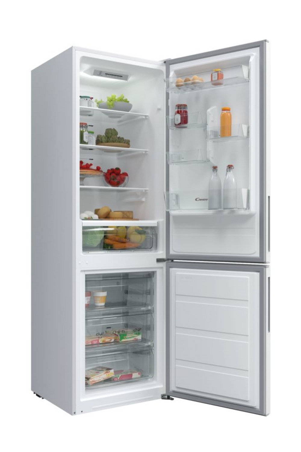 Un frigorifero bianco con la porta aperta, che mostra ripiani con generi alimentari. Porta aperta in basso.