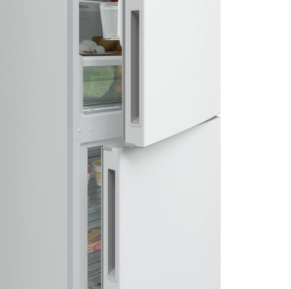 Un frigorifero bianco con due porte aperte che mostrano ripiani e contenuto.