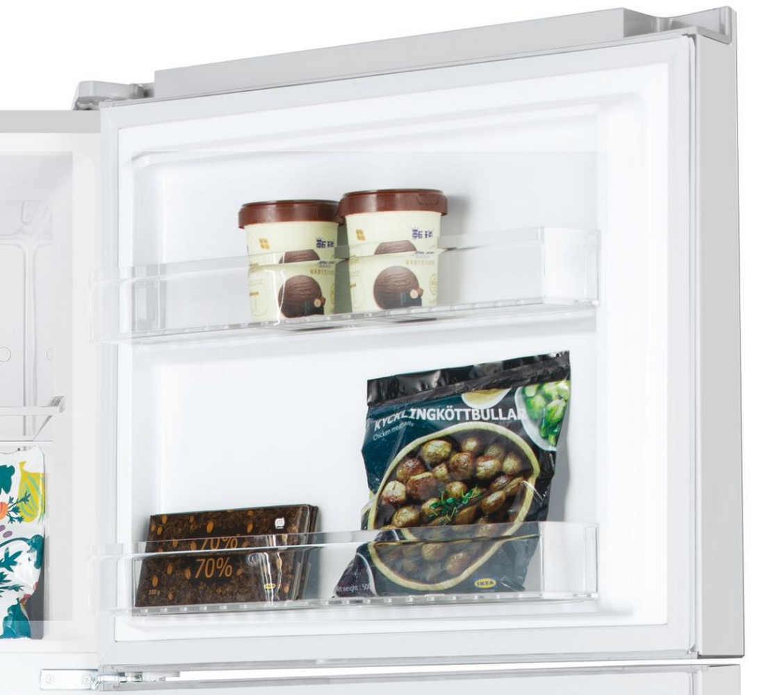 All'interno di un frigorifero: due contenitori di gelato, un sacchetto di polpette e una barretta di cioccolato.