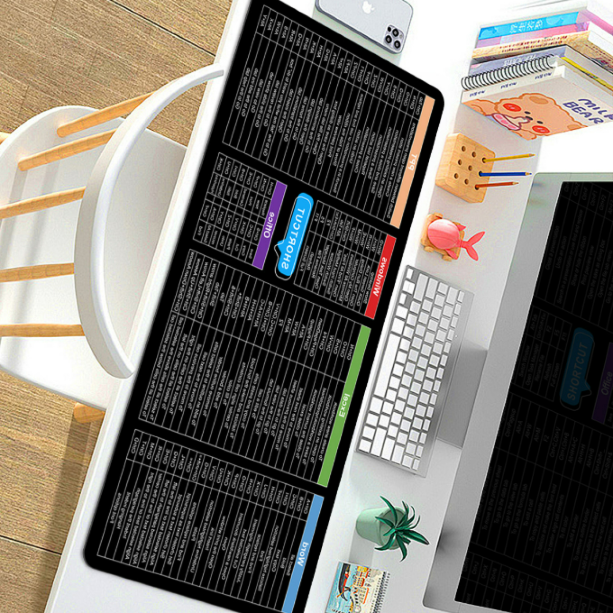Configurazione scrivania con tastiera, tappetino mouse e monitor che mostra layout testo.