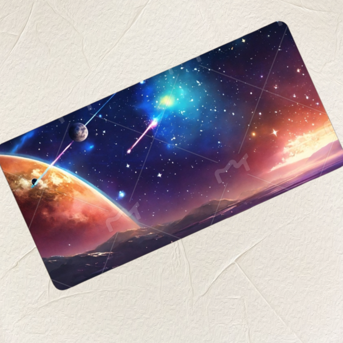 Un tappetino per mouse a tema spaziale con pianeti, stelle e una nebulosa. Pianeta e stelle cadenti visibili.