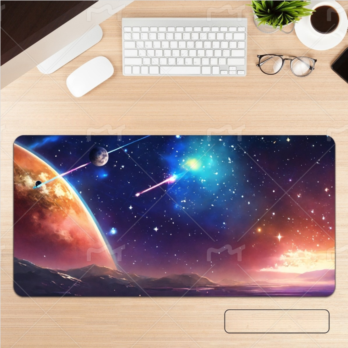 Un tappetino per mouse a tema spazio con pianeti, stelle e un design galattico, su una scrivania di legno.