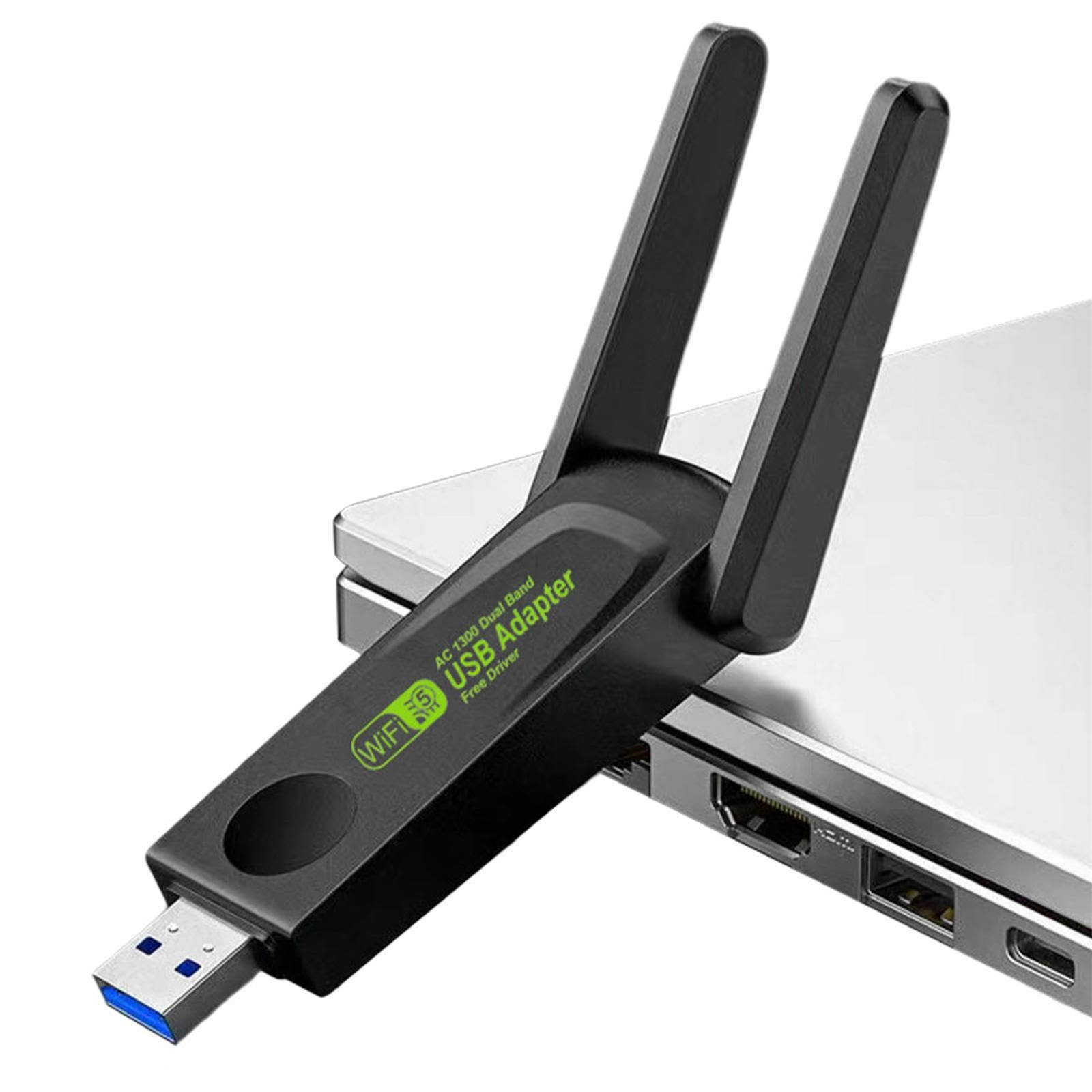 Ein schwarzer USB-WLAN-Adapter, der an einen Laptop angeschlossen ist. Er hat zwei Antennen und das Wort WLAN darauf.