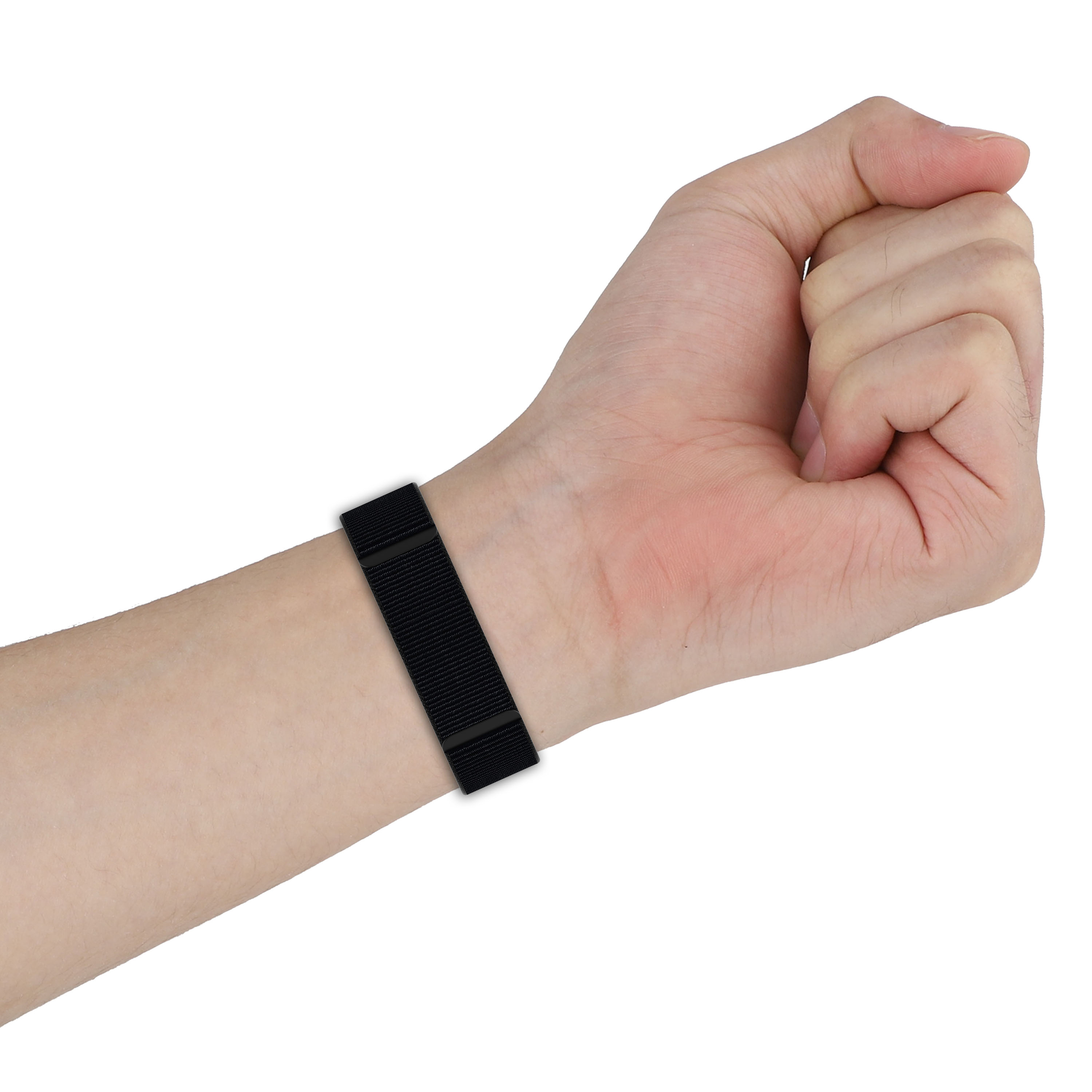 Hand mit einem schwarzen Armband.