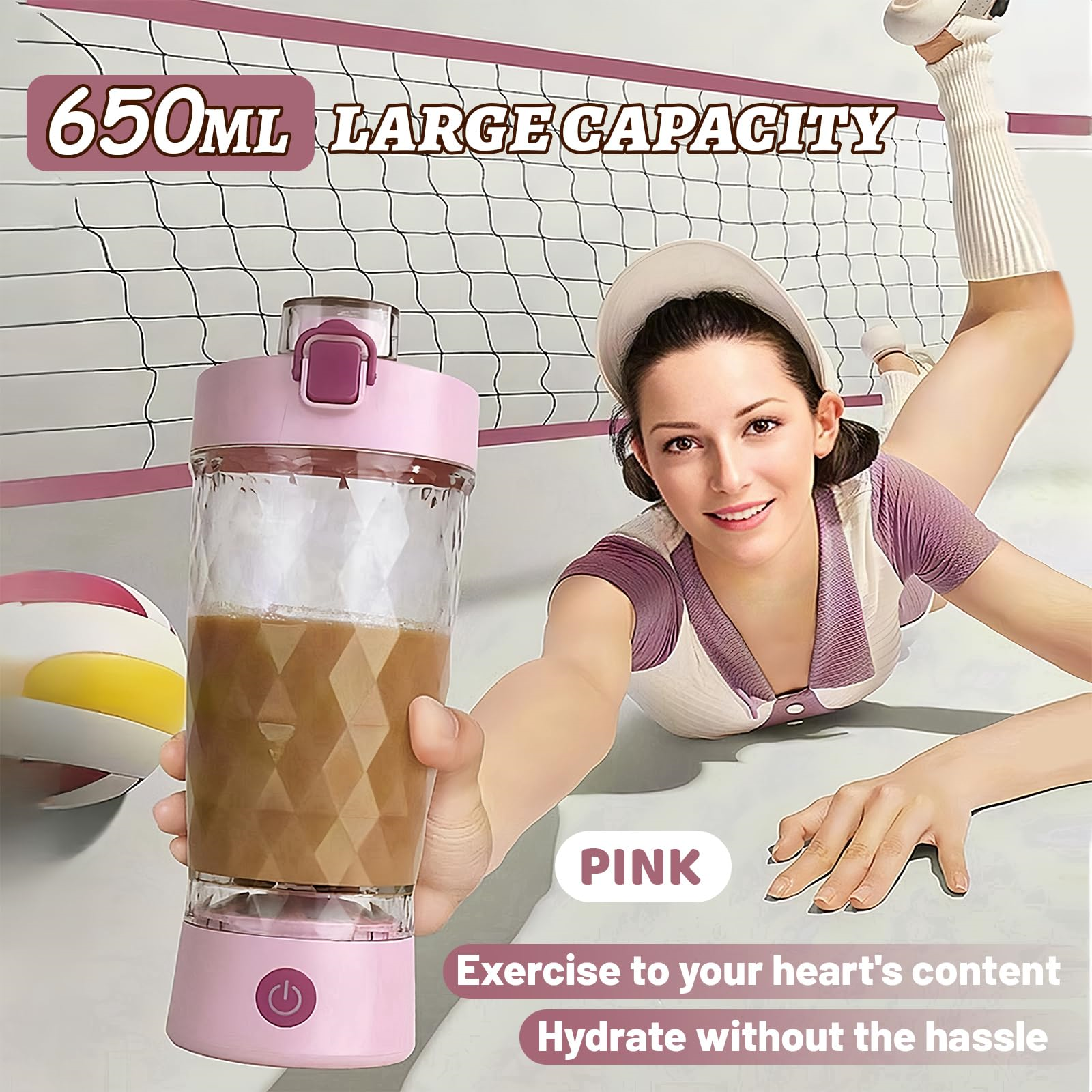 Eine Frau auf einem Volleyballfeld, die einen rosa Mixer mit einem Getränk darin hält. Text auf dem Bild.
