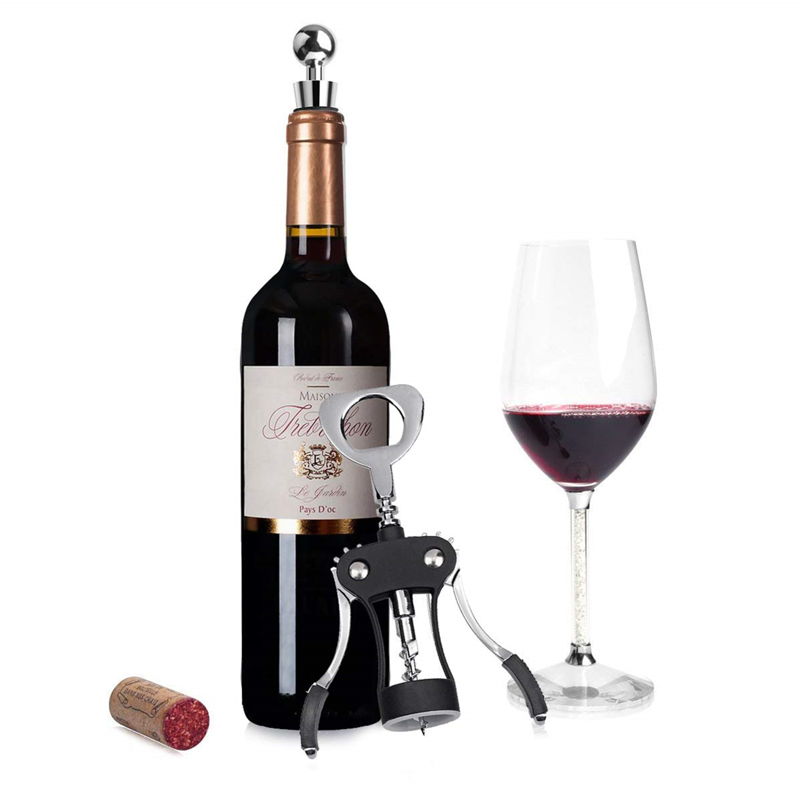 Eine Weinflasche mit Korken und ein Weinglas mit Rotwein sowie ein Korkenzieher auf weißem Hintergrund.