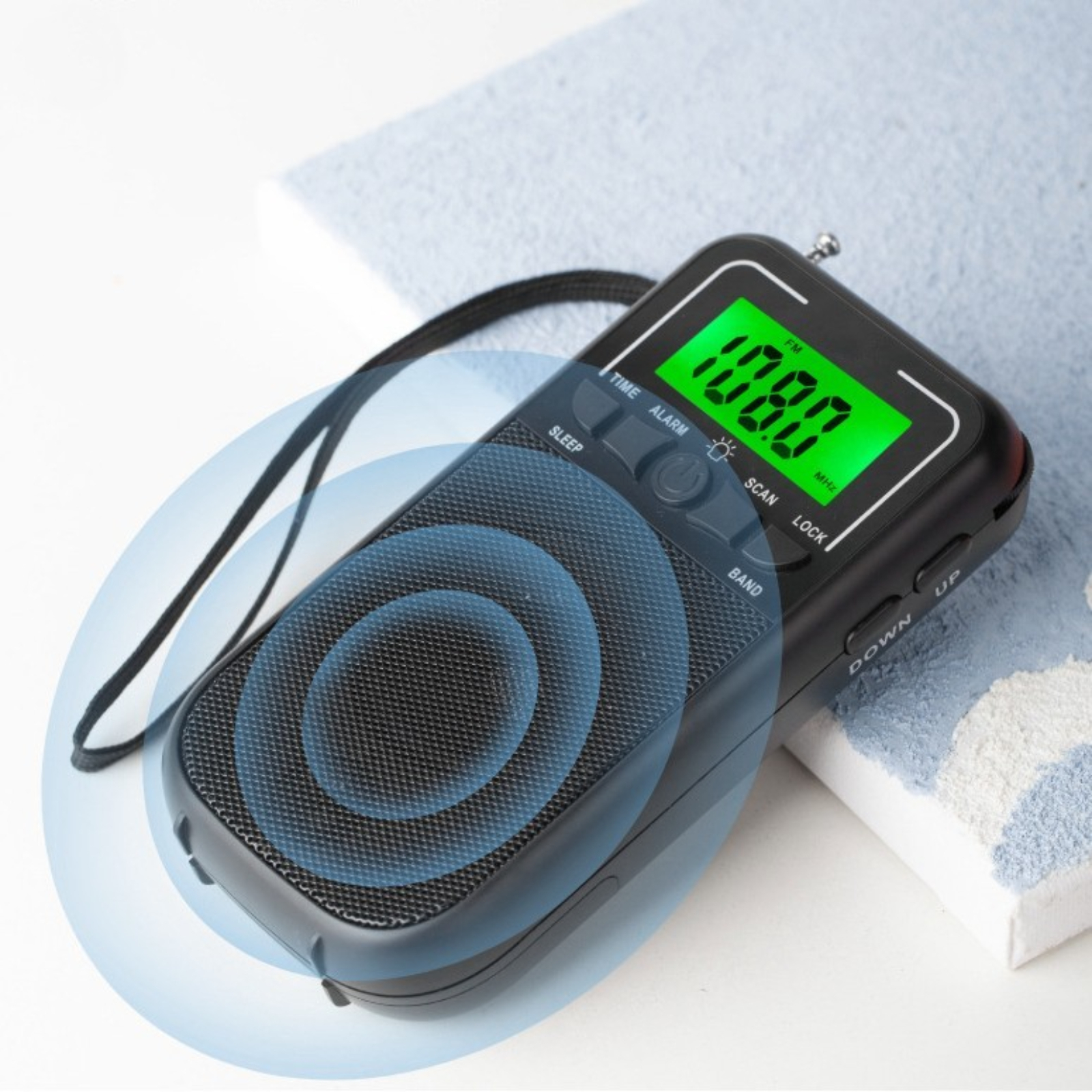 Ein schwarzes tragbares Radio mit grünem Display, das die Frequenz anzeigt, und blaue Schallwellen.