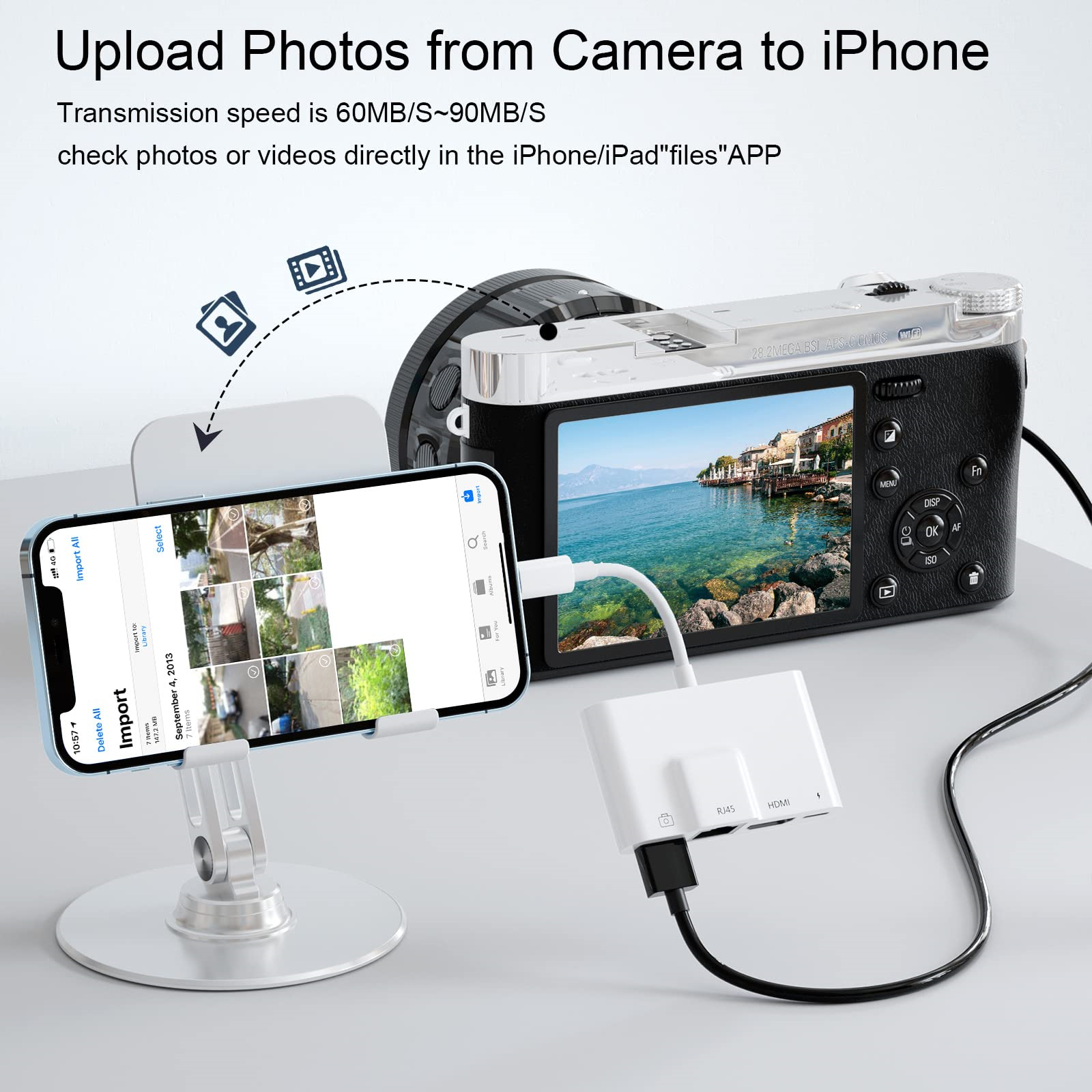 iPhone über Adapter mit Kamera verbunden. Das Telefon zeigt Fotos. Ein weißer Hintergrund.