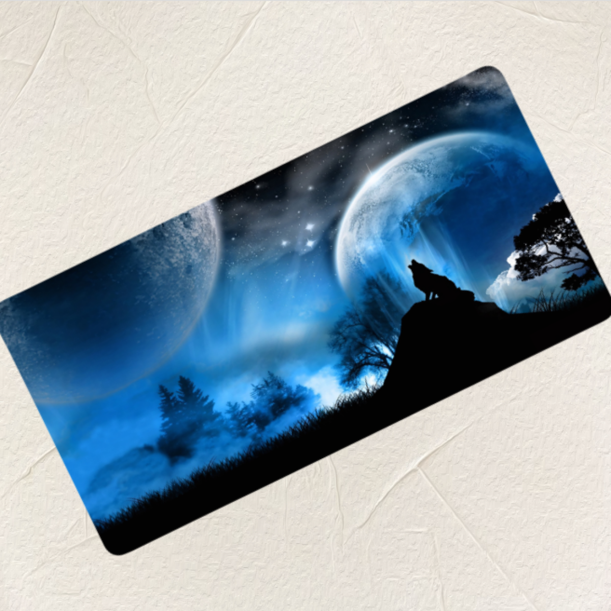 Un lupo che ulula su una sagoma rocciosa. Due pianeti e cielo stellato sullo sfondo. Alberi a destra.