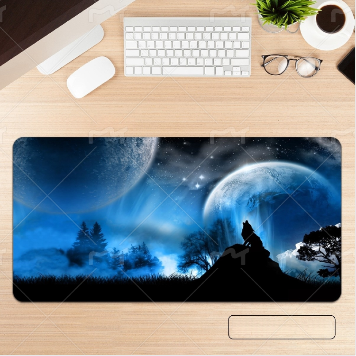 Un tappetino per scrivania con un lupo che ulula alla luna. Un computer e accessori sul tavolo.