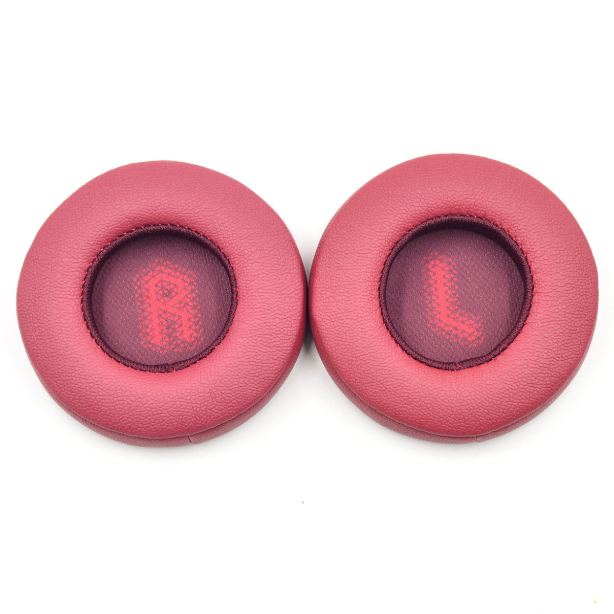 Due cuscinetti rotondi per auricolari. I cuscinetti sono rossi con lettere rosse.