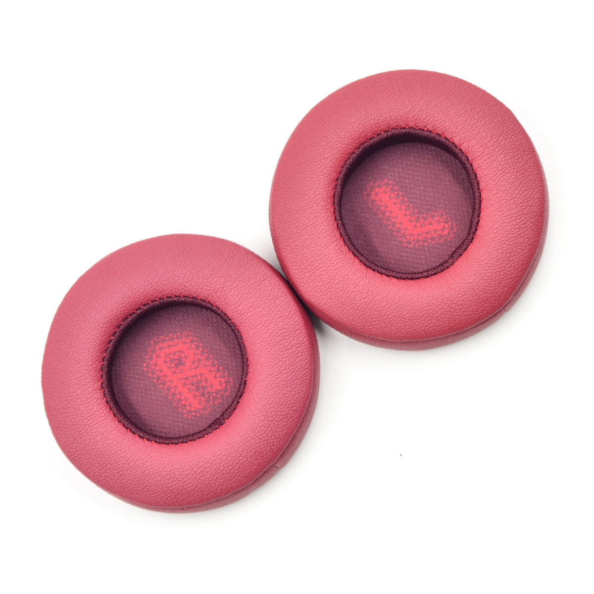 Due paia di cuscinetti auricolari color amaranto su sfondo bianco, con logo rosso all'interno.