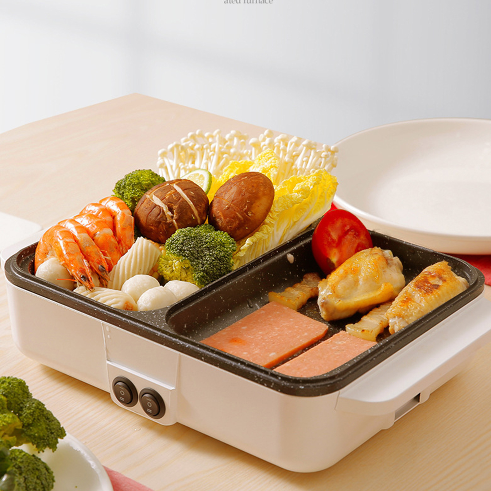 Ein weißer Elektrogrill mit Essen. Es gibt Garnelen, Pilze und Gemüse sowie gekochtes Essen.