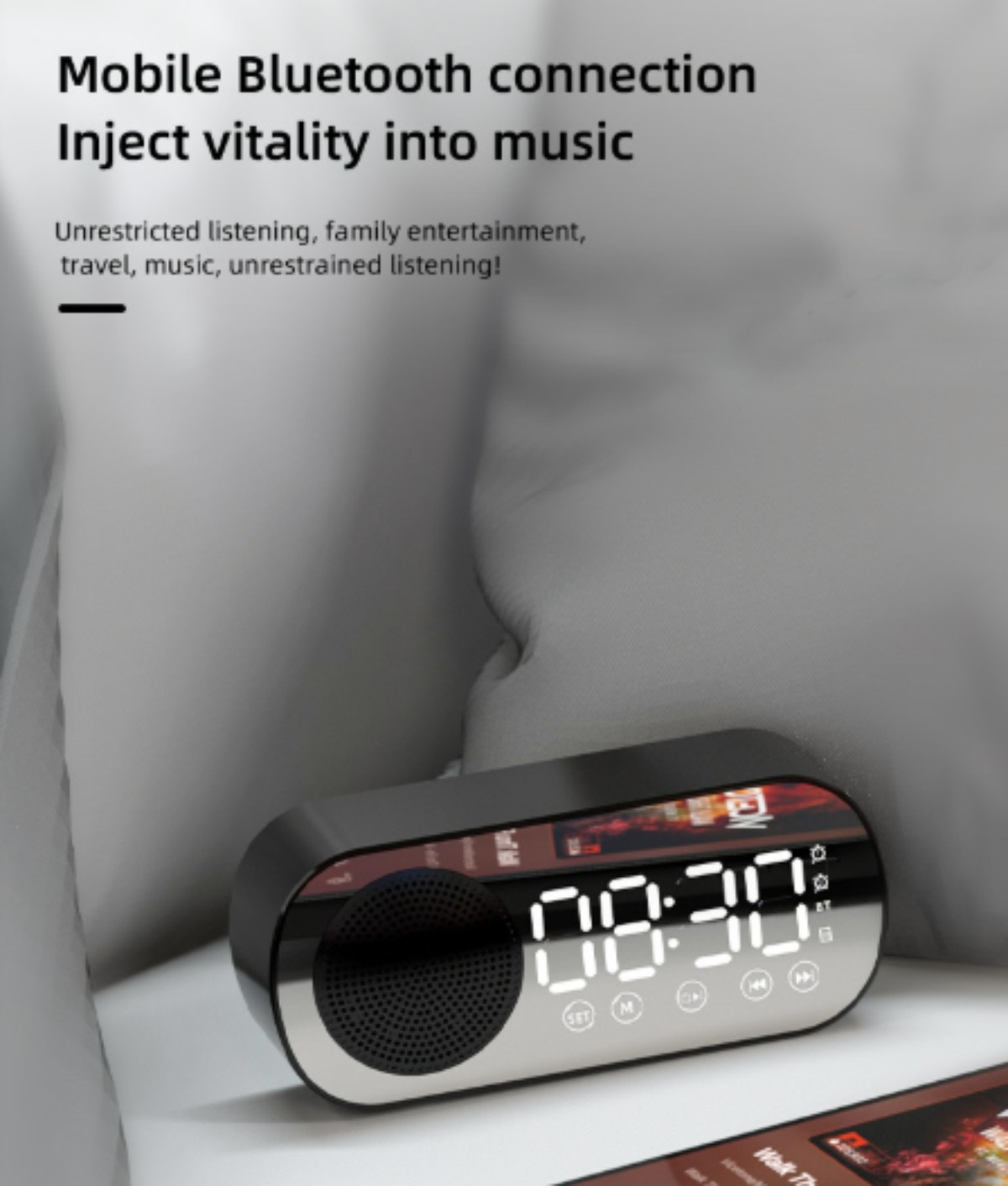 Ein schwarzer, silberumrandeter Lautsprecher mit digitaler Uhranzeige. Text: Mobile Bluetooth-Verbindung.