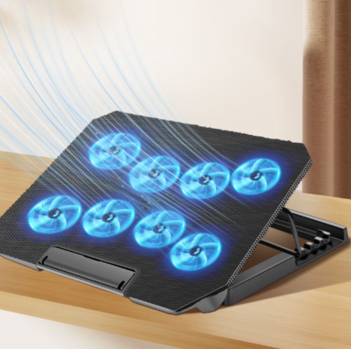 Ein schwarzer Laptop-Kühler mit blauen Lüfterlichtern auf einem Holztisch.
