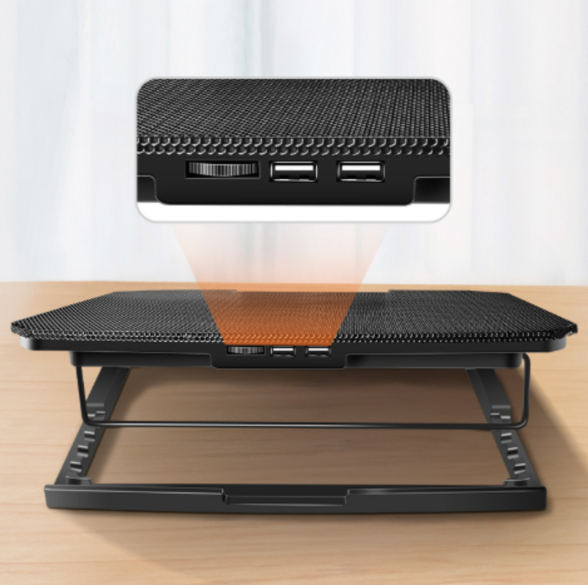 Schwarzer Laptopständer mit USB-Anschlüssen und einem Knopf auf einem Holztisch.