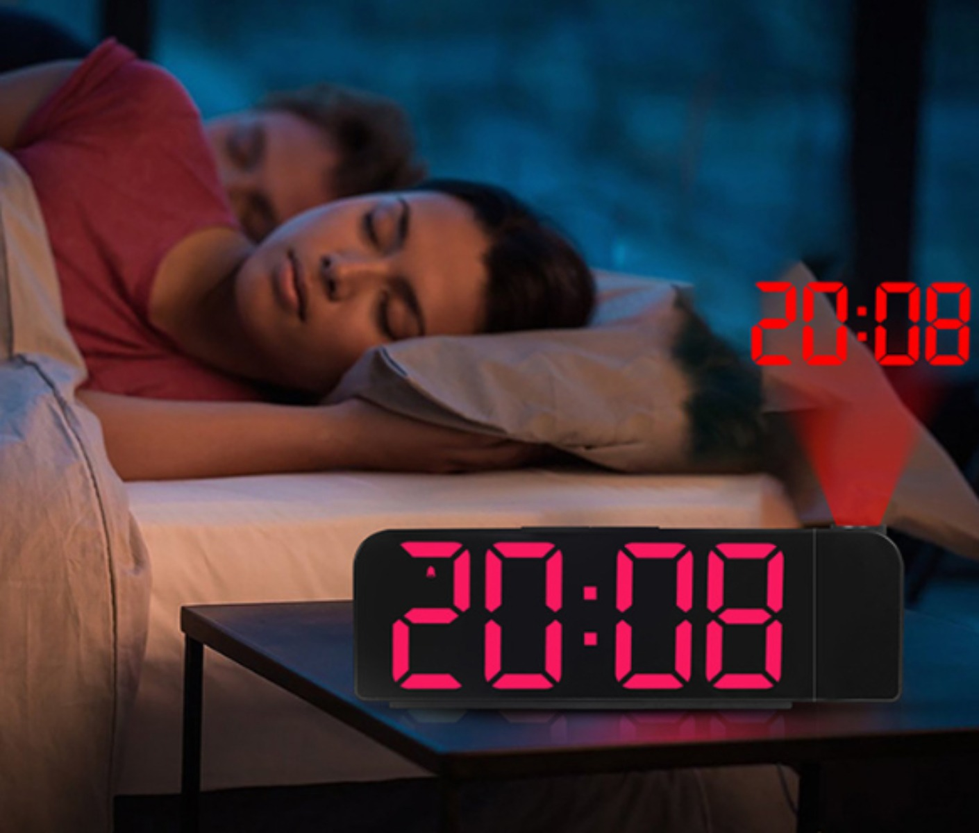Eine Digitaluhr zeigt 20:08 an, mit einer projizierten roten Anzeige an der Wand.