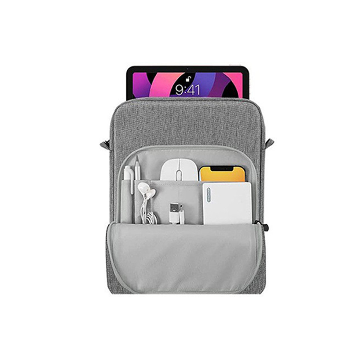 Ein grauer Rucksack mit Tablet, Maus, Stift, Kopfhörern, Ladegerät und anderen Gegenständen in den Taschen.