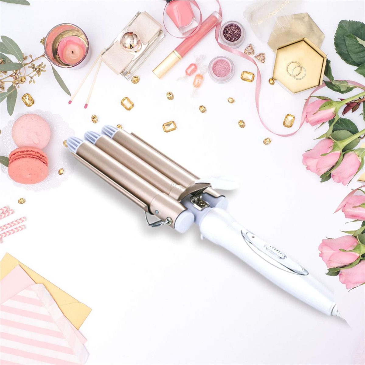 Haarcurler auf weißem Hintergrund. Beinhaltet rosa Blumen, Macarons und Schönheitsprodukte.