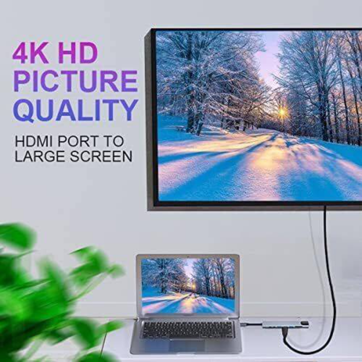 Laptop, der mit einem Fernseher verbunden ist, der eine Winterszene zeigt. Text: 4K HD Bildqualität.