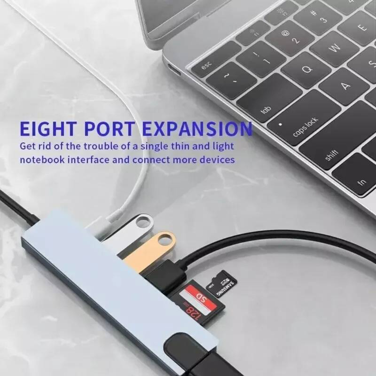 USB-Hub mit mehreren Anschlüssen und angeschlossenen Geräten. Laptop-Tastatur im Hintergrund.