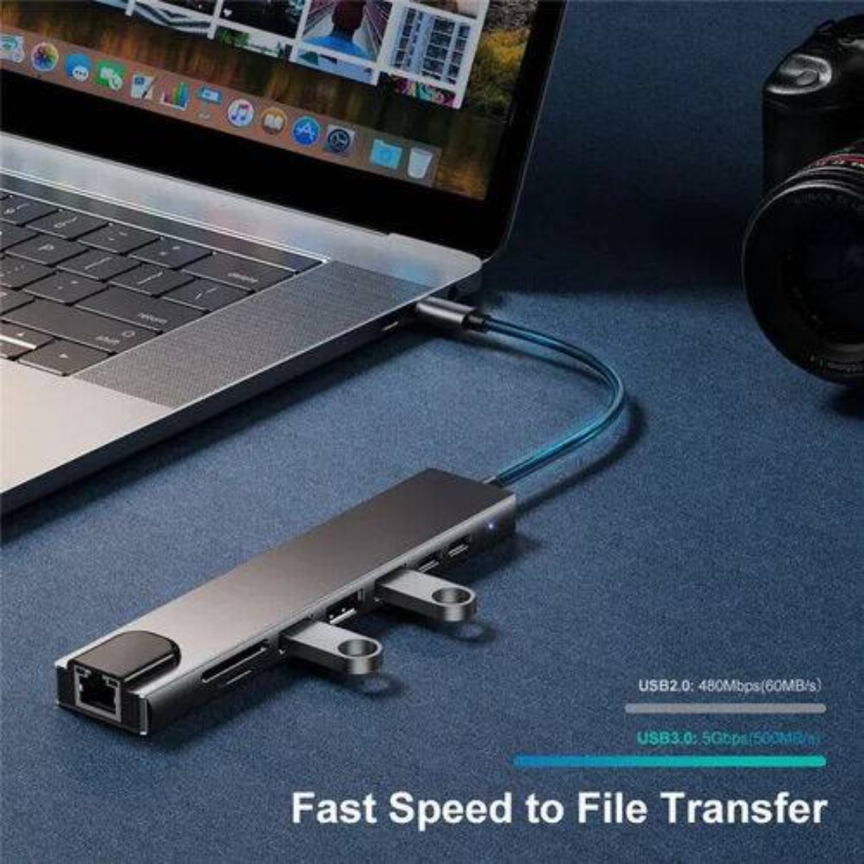 Ein Laptop, der mit einem USB-Hub mit USB-Laufwerken verbunden ist, wirbt für schnellen Datentransfer.