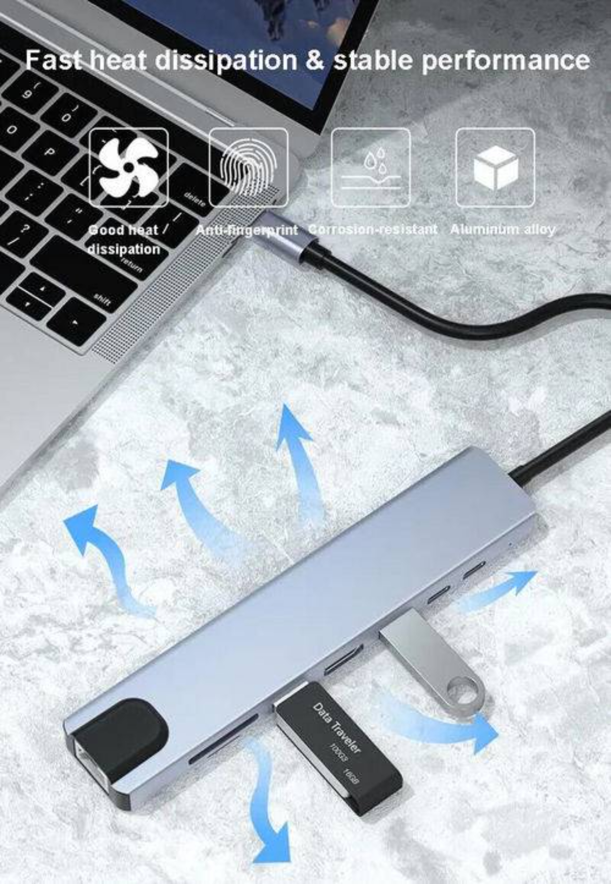 Ein Laptop, der mit einem USB-Hub mit einem USB-Laufwerk verbunden ist.