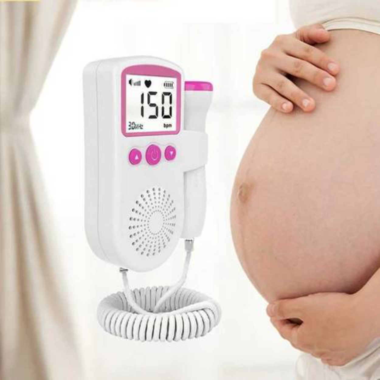 Ein fetales Dopplergerät neben dem Bauch einer schwangeren Frau, das eine Herzfrequenz von 150 bpm anzeigt.