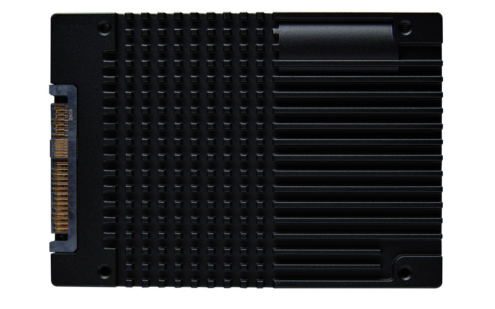 Czarny dysk SSD. Ma żebra chłodzące i złącze po lewej stronie.