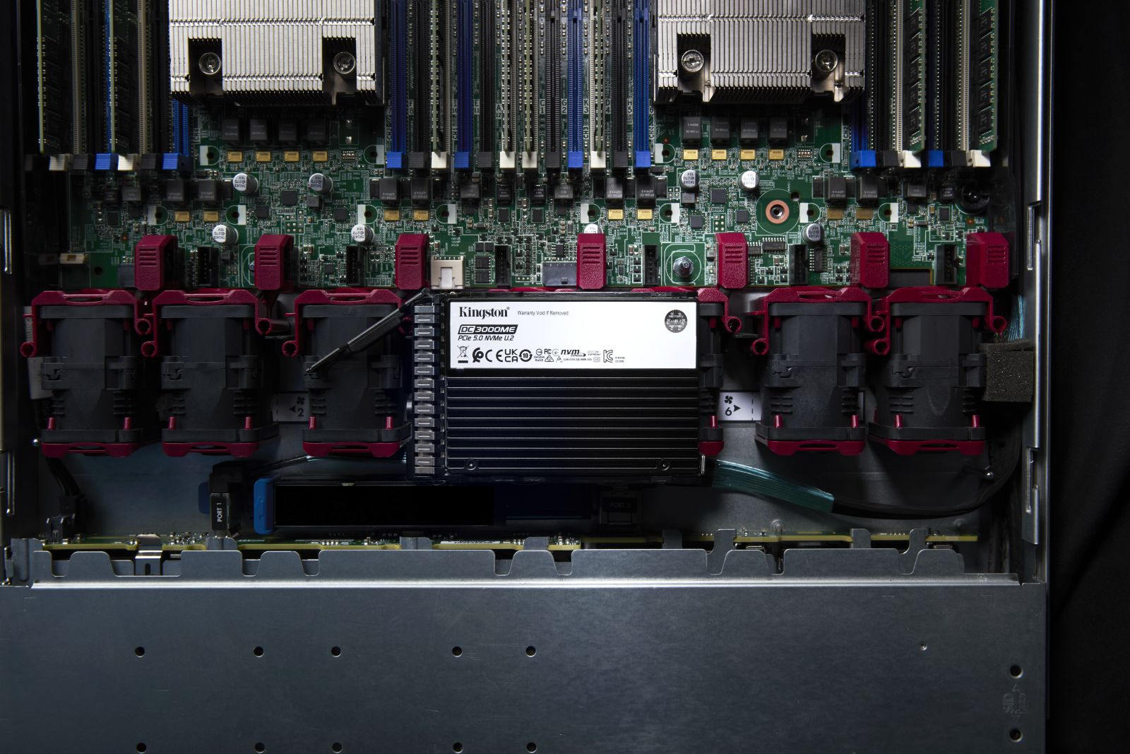 Wnętrze serwera z płytkami drukowanymi, kablami i dyskiem twardym Kingston.