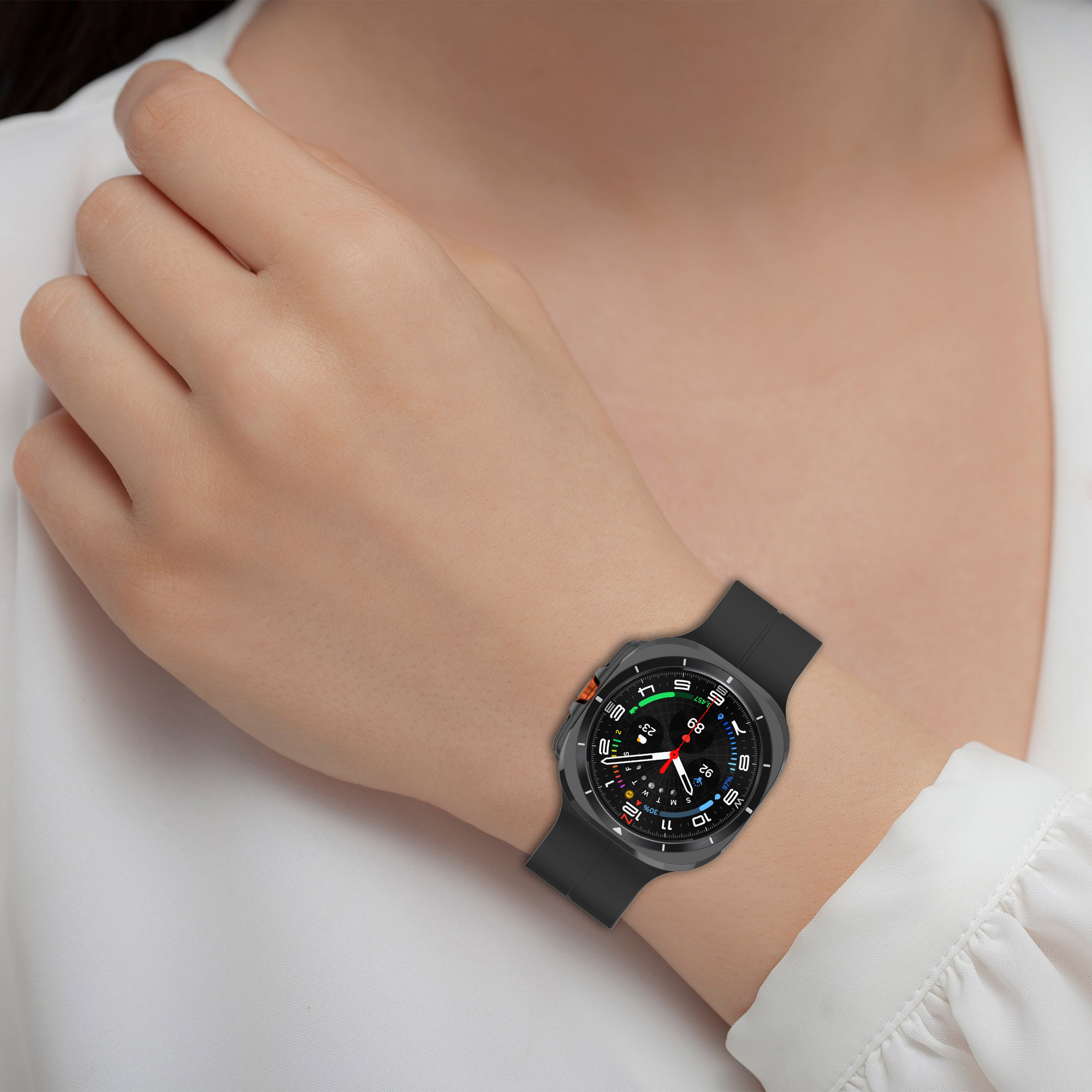 Das Handgelenk einer Frau mit einer schwarzen Smartwatch. Das Zifferblatt zeigt Informationen.